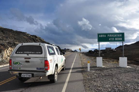 Chegando ao ponto mais alto da estrada, na subida dos Andes na Carretera Transoceanica, em direção à Cusco, no Peru